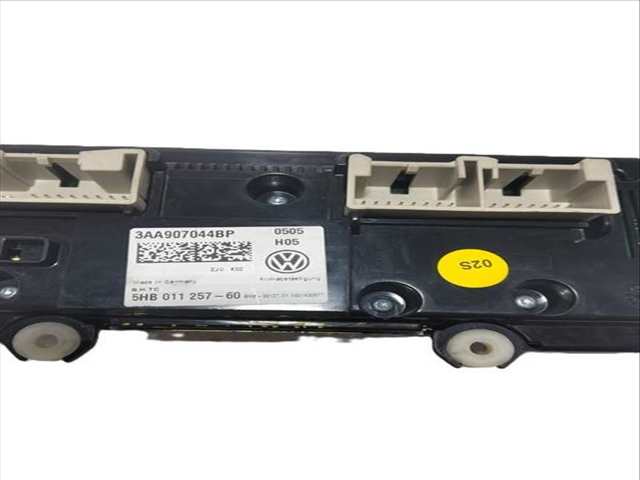Foto 3ª: Mando Climatizador Volkswagen Touran ADVANCE 1 TDI DPF 105CV (2010)