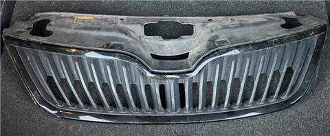 Foto 1ª: Rejilla Delantera Skoda Rapid 1.6 TDI 105CV 77KW [CAYC,CLNA] (2014)