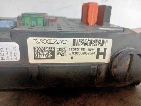 Foto 3ª: Caja Reles Fusibles Volvo S60 2.4 D KINETIC 93KW) 126CV (2000)