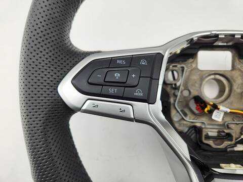 Foto 4ª: Volante Volkswagen Passat R-LINE 4 MOTION 193CV [DXNB] (2024)