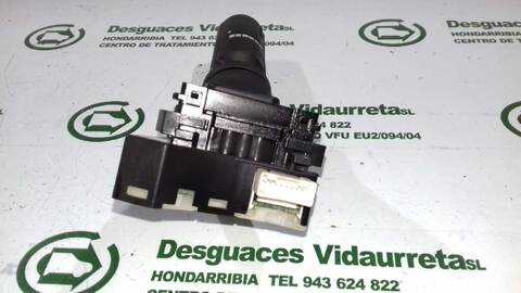 Foto 3ª: Mando Multifuncion Nissan Navara DOUBLE CAB LE 4X4 171CV 126KW [YD25DDTI] (2005)