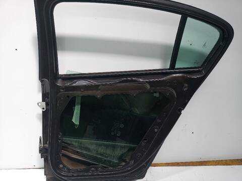 Foto 3ª: Puerta Trasera Derecha Volkswagen Passat ADVANCE BLUEMOTION 105CV [CAYC] (2010)