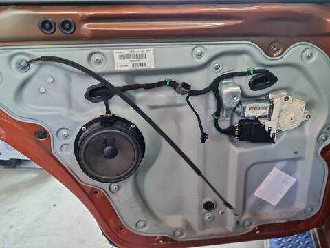 Elevalunas Manual Trasero Izquierdo Volkswagen Touran 1.9 TDI 105CV 77KW