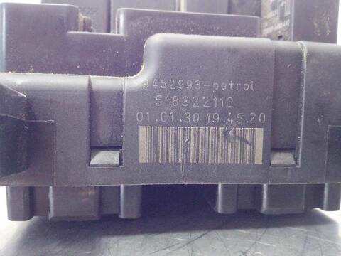 Foto 3ª: Caja Reles Fusibles Volvo S60 2.4 125KW) BERLINA 170CV [B5244S] (2001)