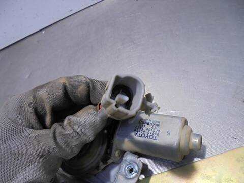 Foto 2ª: Elevalunas Manual Trasero Derecho Toyota Land Cruiser TD VX 5-PTAS.) KZJ95) 125CV 92KW [1KZTE] (1997)