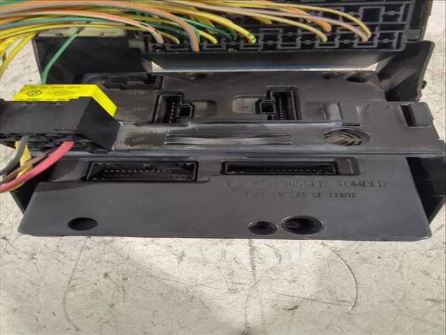 Foto 2ª: Caja Reles Fusibles Renault Megane 1.6 16V LA00 LA04 LA0B LA11 LA16 LA19 LA1J LA1K ... 107CV 79KW I CLASSIC LA0/1_) [K4M 700,K4M 701,K4M 706,K4M 708,K4M 709]