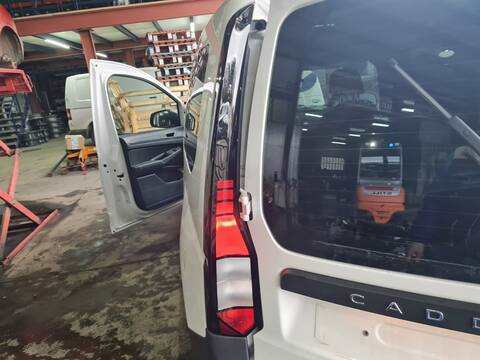 Foto 4ª: Piloto Trasero Izquierdo Volkswagen Caddy KOMBI BUSINESS BMT 102CV 75KW FURGON [DTRE] (2023)