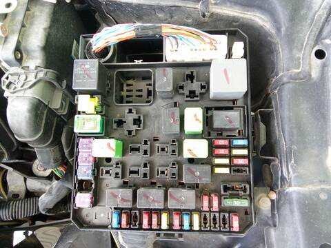 Caja Reles Fusibles Mitsubishi Lancer 1.8 CY3A CY6A) 143CV 105KW