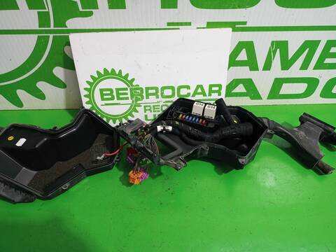 Foto 3ª: Caja Reles Fusibles Audi A6 2.4 BERLINA 177CV 130KW [BDW] (2004)