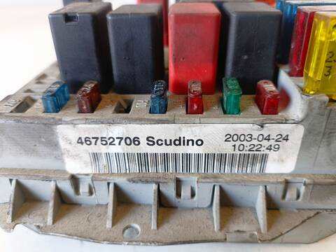 Foto 2ª: Caja Reles Fusibles Fiat Doblo 1.9 JTD SX FURG. 101CV (2006)