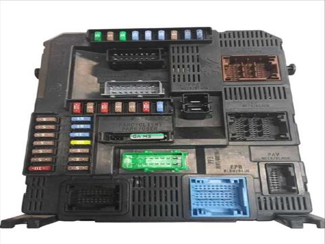 Foto 3ª: Caja Reles Fusibles Peugeot 308 1.6 BLUEHDI 120 120CV (2014)