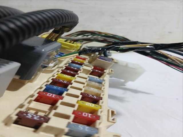 Foto 3ª: Caja Reles Fusibles Toyota Corolla 2.2 D-4D AUR10_) 177CV [2AD-FHV] (2004)