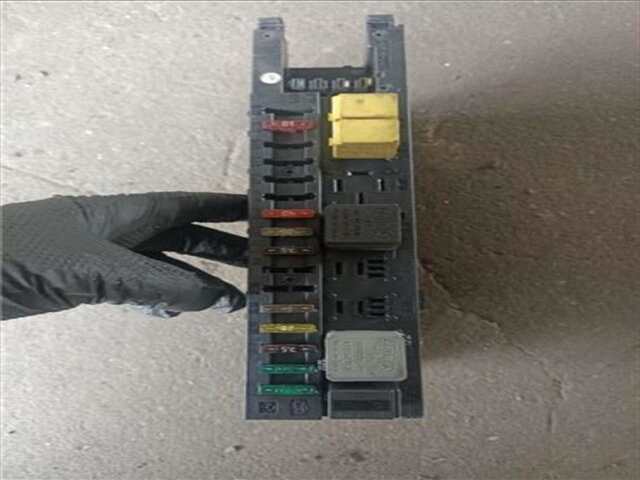 Foto 3ª: Caja Reles Fusibles Mercedes Clase C 160 2.2 200 CDI (203.004) [2.2 LTR. - 85 KW CDI CAT] [OM 611.962]