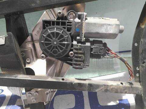 Foto 3ª: Elevalunas Manual Trasero Izquierdo Audi A6 2.5 V6 24V TDI 180CV [AKE] (2001)