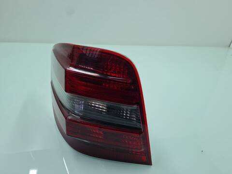 Foto 1ª: Piloto Trasero Izquierdo Mercedes Clase ML 320 3.0 CDI W164) 224CV 165KW 164.122) [OM642940] (2006)