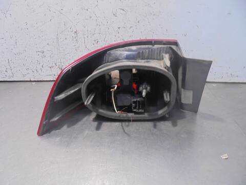 Foto 3ª: Piloto Trasero Derecho Renault Laguna AUTHENTIQUE 120CV 88KW [F9Q C7] (2003)