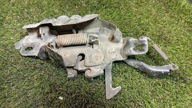Foto 2ª: Cerradura Capot Toyota 4 Runner 3.0 T DIESEL (1993)