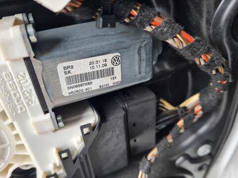 Foto 2ª: Elevalunas Manual Trasero Izquierdo Volkswagen Tiguan ADVANCE BLUEMOTION 140CV 103KW [CFFB] (2010)