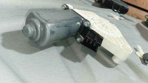 Foto 4ª: Elevalunas Eléctrico Delantero Izquierdo Mercedes Clase B 150 180 CDI 245.207) 109CV 80KW [OM640940] (2010)