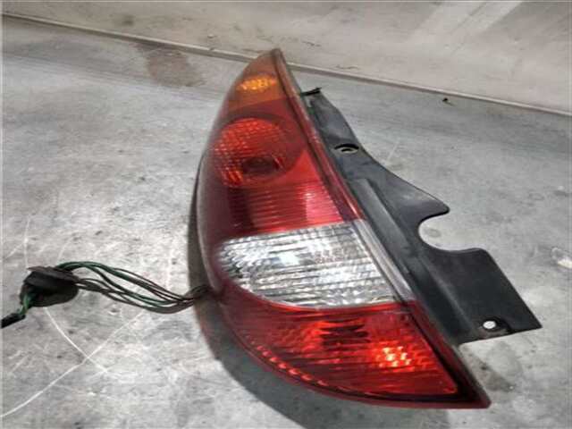 Piloto Trasero Izquierdo Nissan Almera 2.2 AMBIENCE [2.2 LTR. - 84 KW 16V TURBODIESEL CAT]