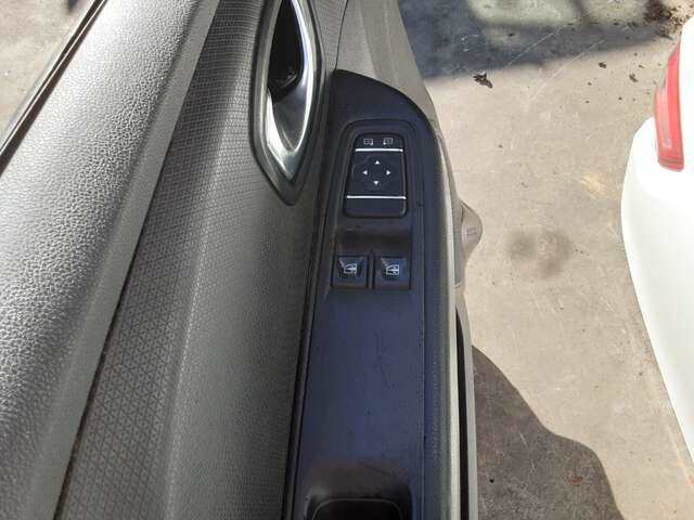 Foto 3ª: Puerta Delantera Izquierda Renault Clio 1.5 DCI 75CV 0CV [K9K 626] (2016)