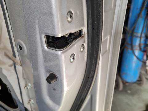 Foto 2ª: Cerradura Puerta Delantera Derecha Kia Rio BASIC 75CV 55KW [D3FA] (2013)