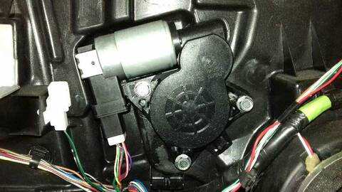 Foto 2ª: Elevalunas Eléctrico Delantero Izquierdo Mazda 5 2.0 DIESEL CAT 143CV 105KW [RF] (2008)