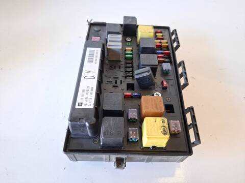 Foto 3ª: Caja Reles Fusibles Opel Astra COSMO 1.7 16V CDTI 101CV (2006)