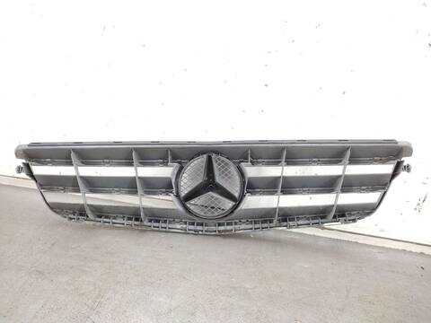 Foto 3ª: Rejilla Delantera Mercedes Clase C 160 C 220 CDI 204.008) 170CV 125KW [651911] (2010)