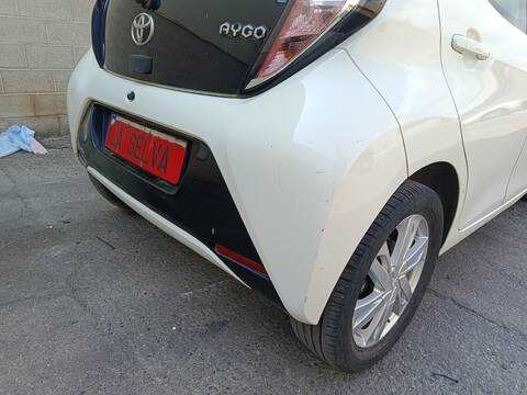 Foto 3ª: Paragolpes Trasero Toyota Aygo 1KR (2015)