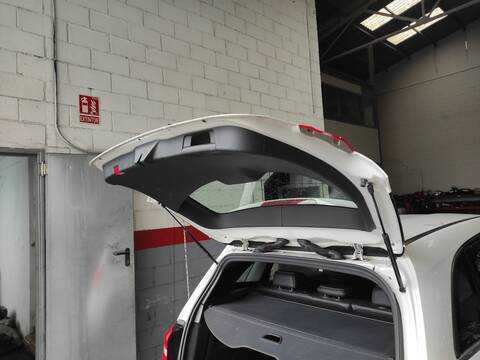 Portón Mercedes Clase B 150 270910