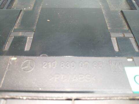 Foto 2ª: Mando Climatizador Mercedes Clase E 180 E 320 210.055) 220CV 162KW [104941] (1996)