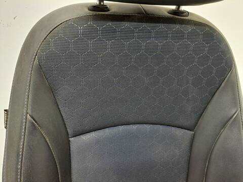 Foto 4ª: Asiento Delantero Derecho Ssangyong Tivoli CRYSTAL 4X2 116CV 85KW [673910] (2017)