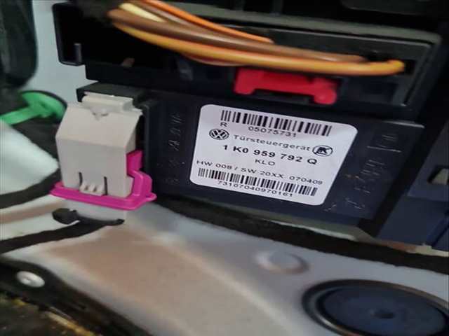 Foto 4ª: Elevalunas Eléctrico Delantero Derecho Volkswagen Touran 1.9 TDI 105CV 77KW [BLS] (2009)