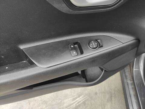 Foto 1ª: Botonera Elevalunas Kia Rio G4LA (2018)