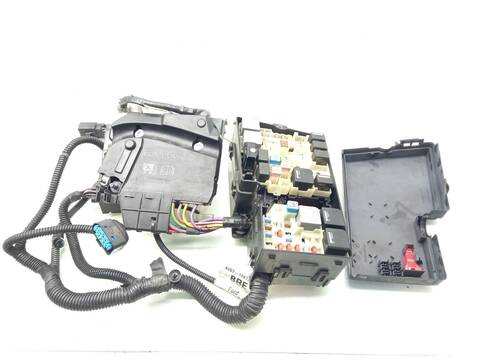 Foto 2ª: Caja Reles Fusibles Ford C Max 1.6 TDCI 109CV 80KW DM2) [G8DA,G8DB,G8DD] (2010)