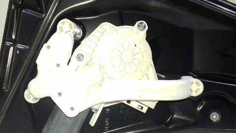 Foto 2ª: Elevalunas Manual Trasero Izquierdo Land Rover Range 2.7 TD V6 CAT 190CV 140KW [276DT] (2005)