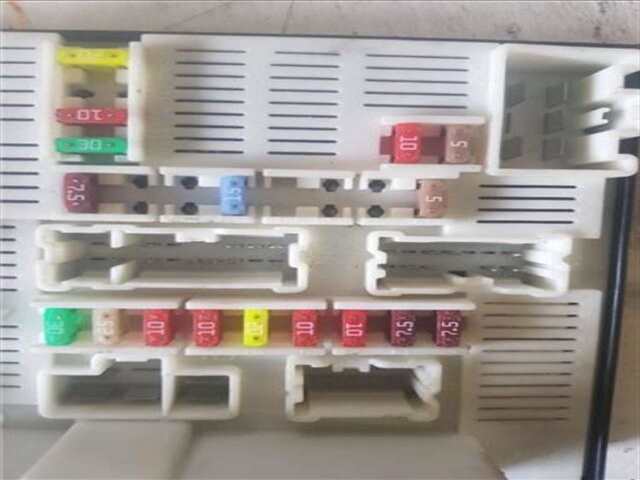 Foto 3ª: Caja Reles Fusibles Renault Kangoo 1.5 AUTHENTIQUE [1.5 LTR. - 50 KW DCI DIESEL] [K9K A8]