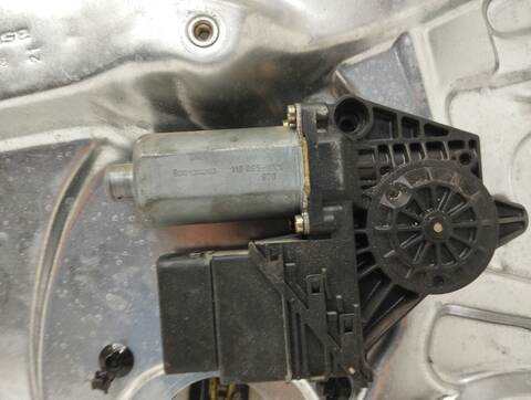 Foto 3ª: Elevalunas Manual Trasero Izquierdo Volkswagen Passat CL BERLINA 110CV 81KW [AFN] (1997)