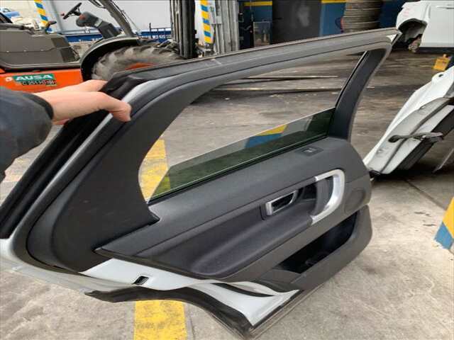 Foto 2ª: Puerta Trasera Izquierda Land Rover Discovery 2.0 DTD 179CV 0CV [204DTD] (2018)