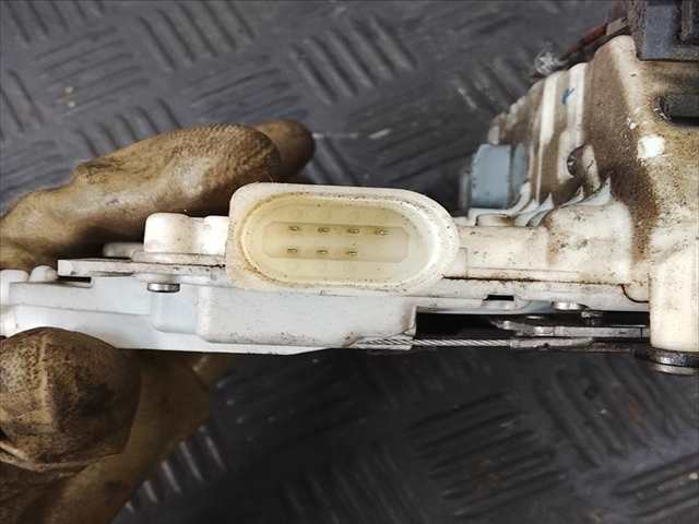 Foto 3ª: Cerradura Puerta Trasera Izquierda Volkswagen Passat 2.0 TDI 140CV (2008)