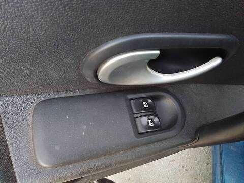 Foto 1ª: Botonera Elevalunas Renault Clio 1.2 16V 75CV 55KW [D4F D7] (2007)
