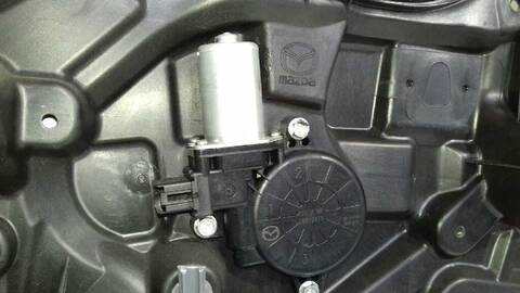 Foto 3ª: Elevalunas Eléctrico Delantero Derecho Mazda 3 1.6 CD DIESEL CAT 109CV 80KW [Y6] (2010)