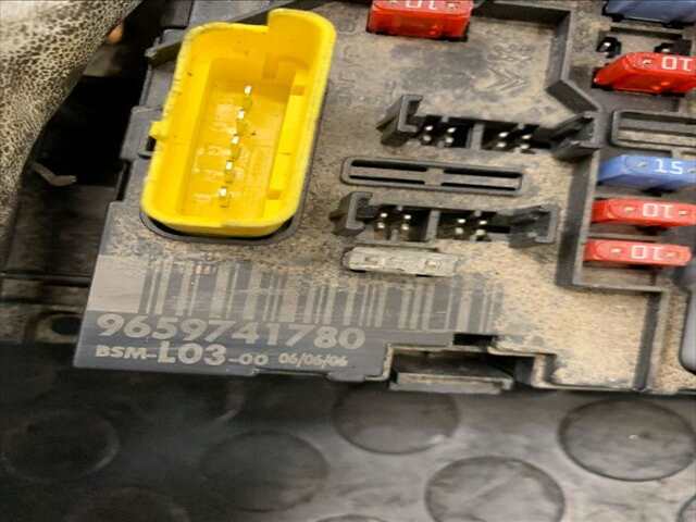 Foto 2ª: Caja Reles Fusibles Citroen C2 1.4 HDI 70CV/50KW [8HZ] (2006)