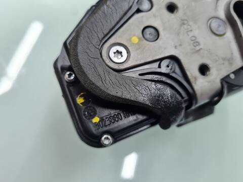Foto 3ª: Cerradura Puerta Delantera Derecha Opel Astra COSMO 110CV 81KW [A17DTR] (2010)