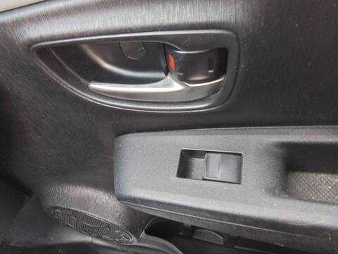 Foto 4ª: Botonera Elevalunas Toyota Yaris ACTIVE HYBRID 75CV 55KW [1NZFXE] (2013)