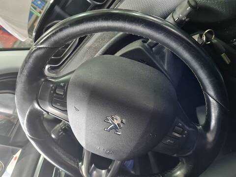 Foto 4ª: Volante Peugeot 2008 ALLURE 102CV 75KW [YH01] (2019)