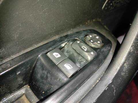 Botonera Elevalunas Peugeot 208 8F01