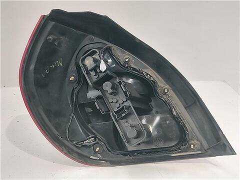 Foto 2ª: Piloto Trasero Derecho Nissan Almera 2.2 DCI 112CV 82KW [D-YD22] (2001)