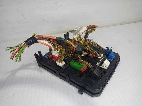 Foto 3ª: Caja Reles Fusibles Peugeot 3008 STYLE 114CV 84KW [9HD] (2014)